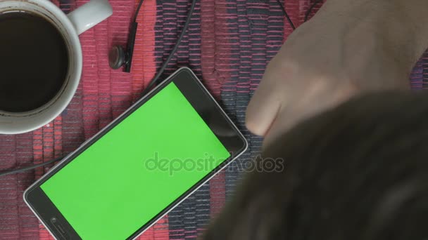 Homem usando telefone com tela verde. Filmado em uma câmera digital em 4K, para que você possa facilmente cortar, girar e zoom, sem perder qualidade, fácil de rastrear e digitar . — Vídeo de Stock