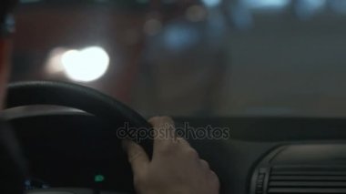 Adam gözlüklü gece gözlüklü ışıkların yansıması arabaya binme
