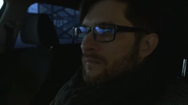 Yeraltı Otopark, arabayı kullanan bir adam. Yakın çekim. Bokeh arka plan