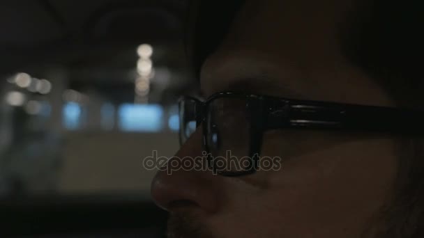 Un homme conduisant la voiture au parking souterrain. Ferme là. Bokeh fond 