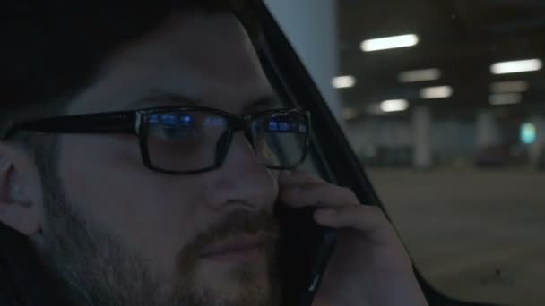 Un homme conduisant la voiture au parking souterrain. Ferme là. Bokeh fond — Video