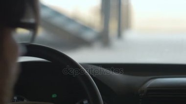 Yeraltı Otopark, arabayı kullanan bir adam. Yakın çekim. Bokeh arka plan