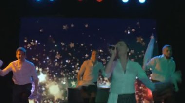 Heyecan verici genç aktörler dans ve gece kulübü sahnede şarkı
