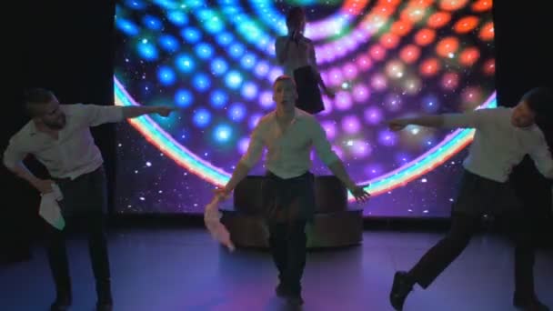 Izgalmas fiatal színészek táncolni és énekelni a színpadon az éjszakai klub — Stock videók