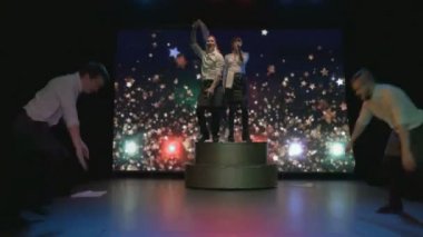 Heyecan verici genç aktörler dans ve gece kulübü sahnede şarkı