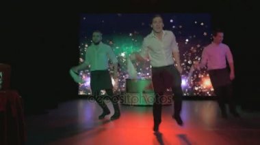 Heyecan verici genç aktörler dans ve gece kulübü sahnede şarkı