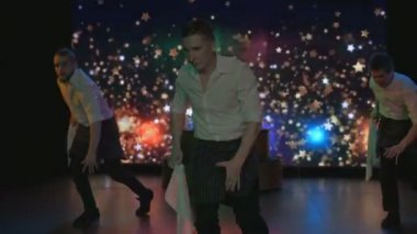 Heyecan verici genç aktörler dans ve gece kulübü sahnede şarkı