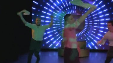 Heyecan verici genç aktörler dans ve gece kulübü sahnede şarkı