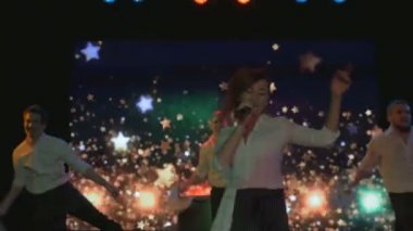 Heyecan verici genç aktörler dans ve gece kulübü sahnede şarkı