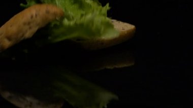 Burger yavaş hareket masanın üzerine düşüyor.