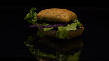 Burger masaya pişirilir