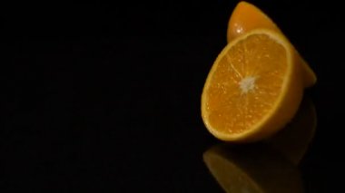 Kireç siyah bir tablo üzerinde rulo