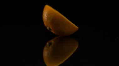 Kireç siyah bir tablo üzerinde rulo