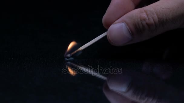 allumette brûlante dans le noir