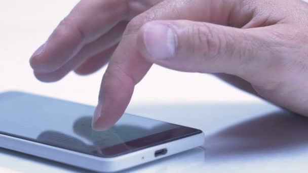 Maschio dito scorrimento e toccando smartphone touch screen utilizzando l'applicazione mobile — Video Stock