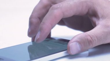 Erkek parmak kaydırma ve dokunmatik ekran smartphone telefon app kullanarak dokunarak