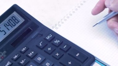 Adam hesap makinesi ve notları bir defterde yapma dikkate alır