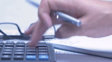 Adam hesap makinesi ve notları bir defterde yapma dikkate alır