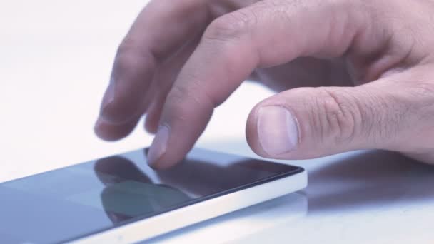 Dedo masculino rolagem e tocando smartphone tela sensível ao toque usando o aplicativo móvel — Vídeo de Stock