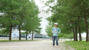 Bir çocuk Park dandelions ile çalış