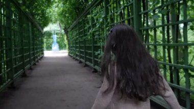 Başında bir taç ile bir kız yaz bahçede yürür