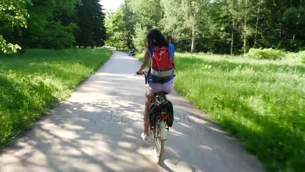 Frau fährt mit Sommerparkfahrrad — Stockvideo