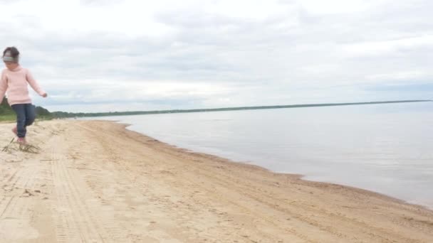 Sand terapi. barnet leker med sanden. Leksaker i sanden i havet — Stockvideo