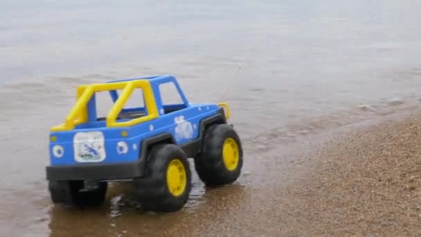 Песчаная терапия ребенок играет с песком. Игрушки в песке моря — стоковое видео