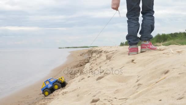 Písek terapie. dítě si hraje s pískem. Hračky do písku u moře — Stock video