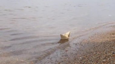 Beyaz kağıt gemi yüzer sulu yüzey tarafından değil. Kağıt gemi Filosu. Çocukça eğlence, oyun oynuyor. Hayatta kalmak için umut. Çocukça rüya. Yalnız yelken gösterilen beyazdır. Yalnızlık,