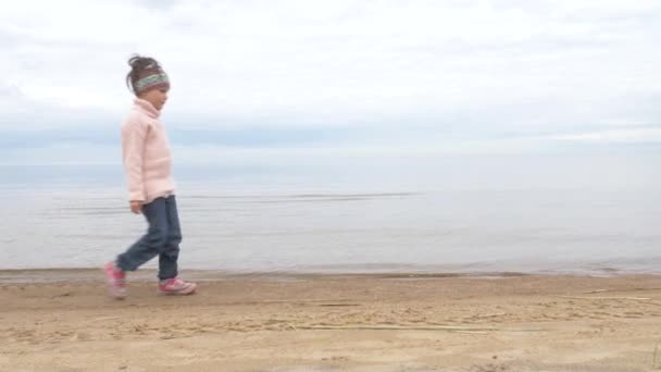 Kum terapisi. Çocuk kum ile oynuyor. Deniz kum oyuncakları — Stok video