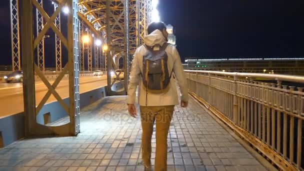 Gece şehir erkek turist. St. Petersburg köprüler — Stok video
