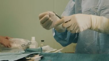 Doktor ameliyat kullanarak gerçekleştirme koruyucu giyim malzemeleri sterilize