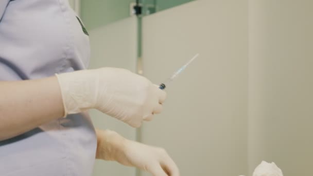 Médico usando ropa protectora realizando cirugía usando equipo esterilizado — Vídeo de stock