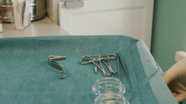 Arzt in Schutzkleidung bei Operationen mit sterilisierten Geräten — Stockvideo