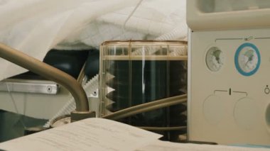 Doktor ameliyat kullanarak gerçekleştirme koruyucu giyim malzemeleri sterilize