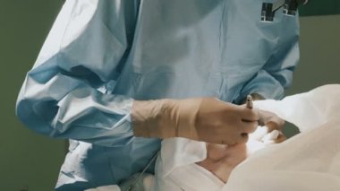 Doktor ameliyat kullanarak gerçekleştirme koruyucu giyim malzemeleri sterilize