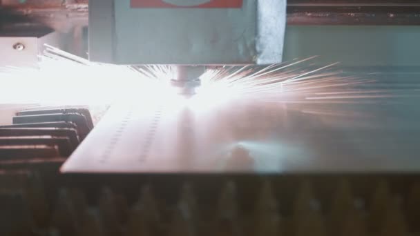 Laser, découpe automatique des métaux en production — Video