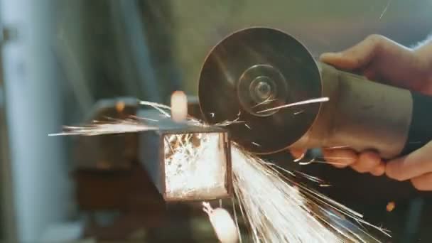 Trabajador de corte de metal con una herramienta eléctrica — Vídeo de stock