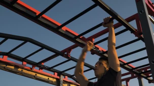 Jeune athlète faisant des exercices sur le bar et les escaliers — Video