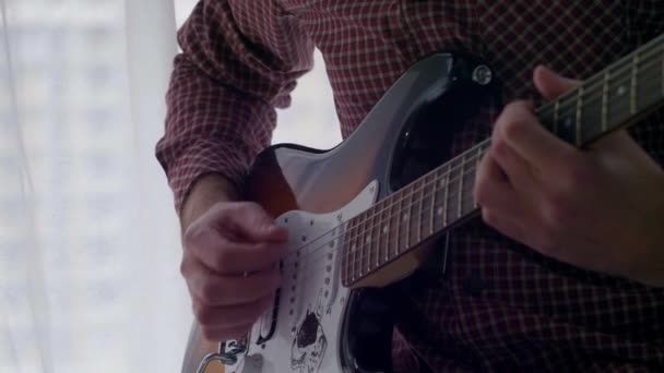 Il joue de la guitare. — Video