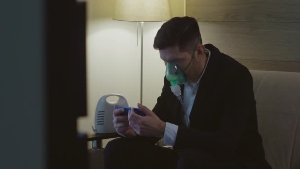 Una persona inhala a través de una máscara inhaladora — Vídeos de Stock
