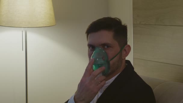 Een persoon inhaleert via een inhalator masker — Stockvideo