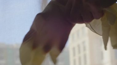 Korunmak için tek kullanımlık lastik eldiven tak.