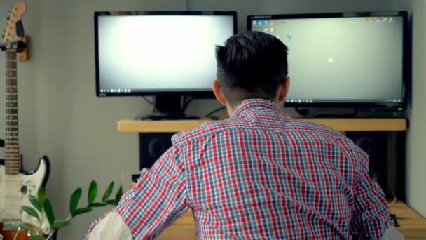 El hombre está cansado de trabajar en la computadora y grita . — Vídeos de Stock