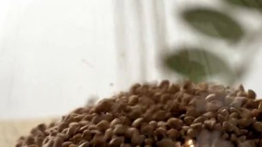 Mısır gevreği. 4k, ağır çekim.