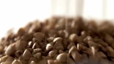 Mısır gevreği. 4k, ağır çekim.