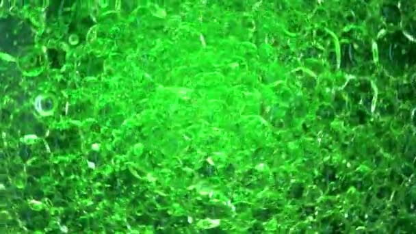 Разноцветные масляные пузыри, макрофотография — стоковое видео
