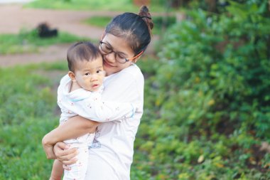 Asyalı anne ve oğlu