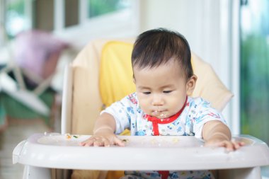 Tek başına yemek yeme Asya bebek